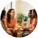 Mediadora intercultural conversando con una familia en un centro social